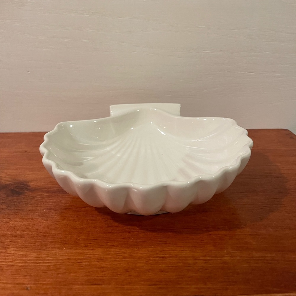 VINTAGE WHITE CERAMIC SEASHELL BOWLS - SET OF 2 - Picture 6 of 8